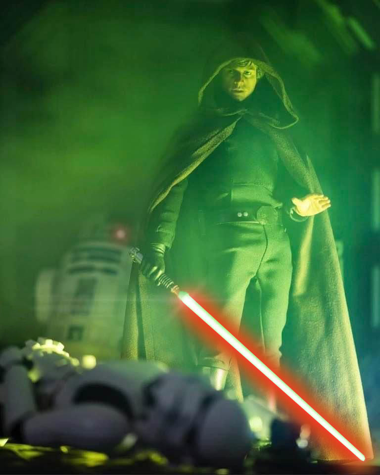 Choose the Winner between Luke Skywalker vs Obi-Wan Lightsaber